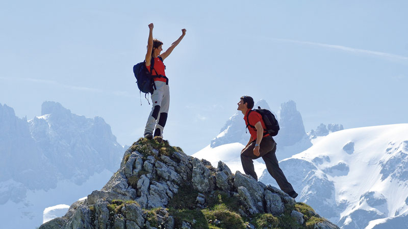 Wanderer erreichen den Gipfel
