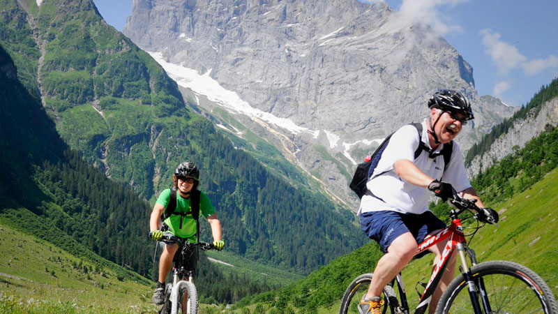 Biker auf der Tour in Alpenrösli