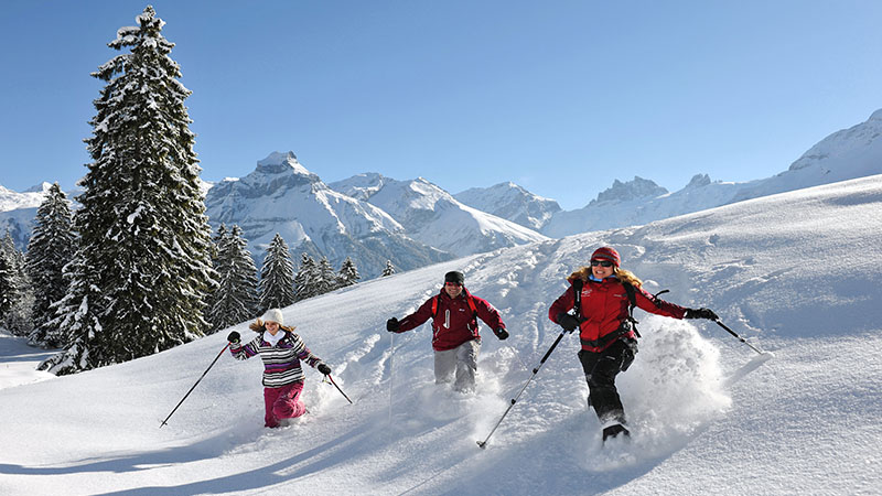 Schneeschuhwanderer im Tiefschnee