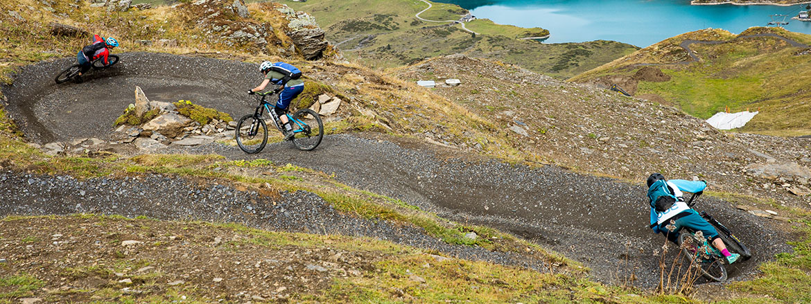 Eine Gruppe Biker auf dem Flowtrail