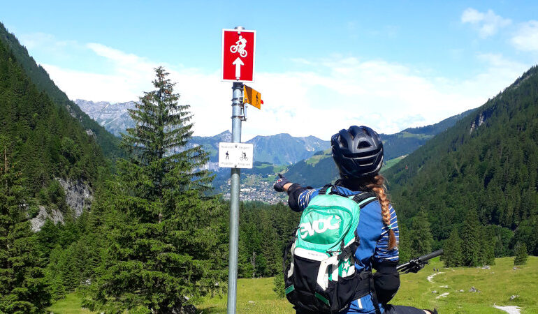 Wegweiser mit Trail Toleranzschild